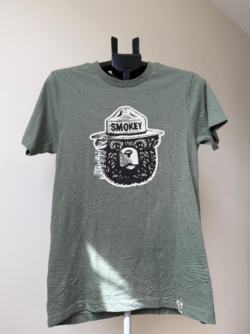 THE LANDMARK PROJECT UNISEX SMOKEY THE BEAR SHORT SLEEVE TEE SMALL GREEN